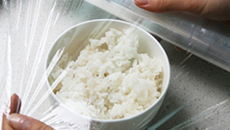 為什么有些保鮮膜包產(chǎn)品后感覺有霧氣？